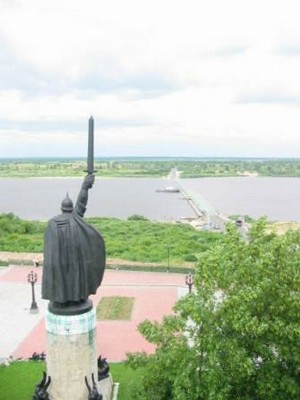 A statue of Ilya Muromets overlooking the Oka River. Photo.